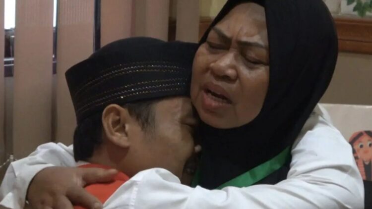 Melalui Restorative Justice, Polri Selesaikan lebih 2.000 Perkara 1 Tersangka MAW ketika meminta maaf dan memeluk ibu kandungnya PZ setelah perkaranya dihentikan oleh Jampidum Kejagung. (ANTARA/Aris Rinaldi Nasution)