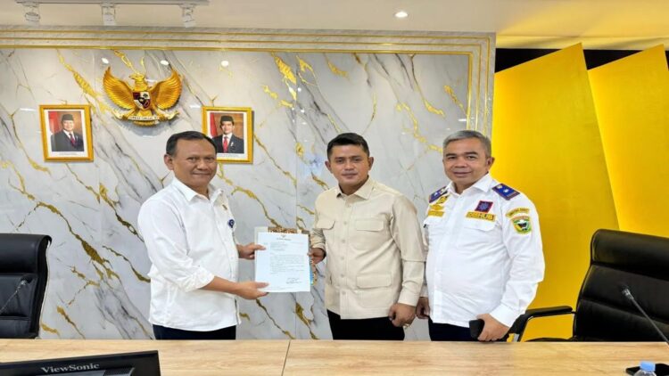 Bupati Solok Jon Firman Pandu saat mengunjungi mendatangi Kementerian Perhubungan Republik Indonesia, di Jalan Medan Merdeka Barat, Jakarta, Selasa (7/1/2025). ANTARA/HO-Diskominfo Solok.