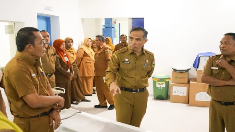 Pemkab Solok Tingkatkan Pelayanan Kesehatan dengan Sidak di RSUD Arosuka 1 Sekretaris Daerah (Sekda) Kabupaten Solok Medison bersama kepala OPD lainnya saat melakukan sidak ke RSUD Arosuka, Sumatera Barat. ANTARA/HO-Diskominfo Solok.