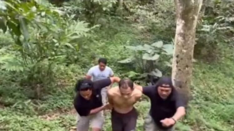 Polres Solok Tangkap Pria Pencuri Palang Pintu Kereta Api, Kerugian Capai Rp220 Juta 1 Tim gabungan Polres Solok Kota saat melakukan penangkapan terhadap seorang pelaku pencurian satu set palang pintu kereta api. ANTARA/HO-Polres Solok Kota.