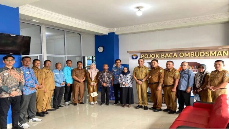 Pemkab Solok Persiapkan Penilaian Pelayanan Publik 2025, Fokus pada Peningkatan Kualitas Layanan 1 Sejumlah OPD Pemkab Solok melakukan kunjungan ke Ombudsman RI Perwakilan Sumbar dalam rangka meningkatkan pelayanan publik di lingkup pemerintah daerah setempat. ANTARA/HO-Diskominfo Solok.