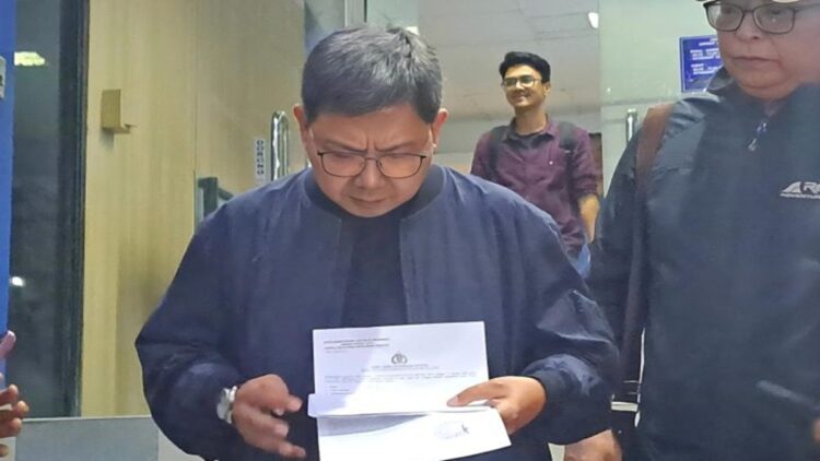 Pengamat Sepak Bola Bung Towel Lapor Polisi usai Terima Ancaman dan Kasus Doxing 1 Pengamat sepak bola Tommy Welly atau akrab disapa Bung Towel saat menunjukkan Laporan Polisi di Sentra Pelayanan Kepolisian Terpadu (SPKT) Polda Metro Jaya, Jumat (17/1/2025). (ANTARA/Ilham Kausar)