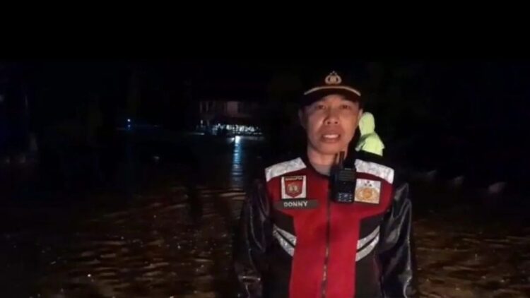 Banjir Menggenangi Jalan Lintas Sumatera di Pesisir Selatan, Akses Padang-Bengkulu Terhambat 1 Kapolsek Tarusan, Pesisir Selatan, Sumatera Barat, AKP Doni Putra, melaporkan banjir yang mengakibatkan jalan lintas Sumatera di Nagari Duku, Kecamatan XI Tarusan, Pesisir Selatan, putus total karena banjir pada Senin (6/1/2025) sekitar pukul 22.00 WIB. ANTARA/HO-Polsek Tarusan