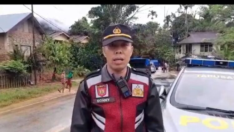Jalan Lintas Sumatera Padang-Painan di Kecamatan Koto XI Tarusan Pessel Sudah Bisa Dilalui Pasca Banjir 1 Kapolsek Tarusan, Pesisir Selatan, Sumatera Barat, AKP Donny Putra, melaporkan bahwa jalan lintas Sumatera di Nagari Duku, Kecamatan XI Tarusan, Pesisir Selatan, sudah bisa dilalui pada Selasa (7/1/2025) sejak pukul 7.30 WIB. (ANTARA/HO-Polsek Tarusan)