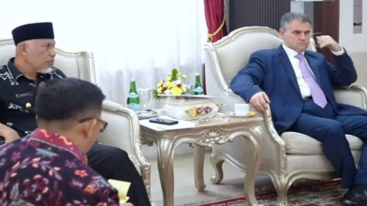 Sumbar Jajaki Kerja Sama dengan Romania di Bidang Pendidikan-Pariwisata 1 Gubernur Sumbar, Mahyeldi menyambut kedatangan Duta Besar (Dubes) Romania, Ambassador Extraordinary and Plenipotentiary The Head of Mission of Romania to The Republic of Indonesia, H.E. Mr. Dan Adrian Bălănescu di Padang. (ANTARA/HO-Biro Adpim Sumbar)