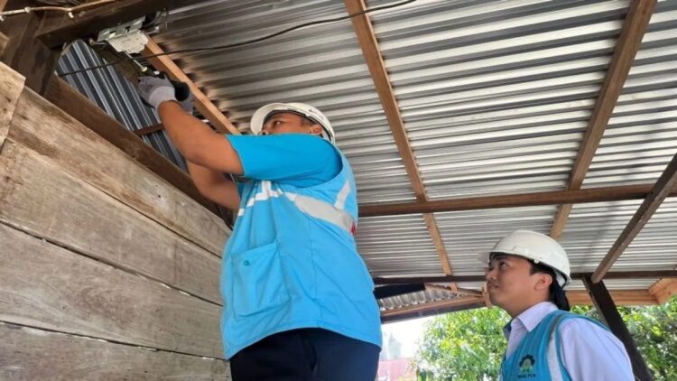Pemerintah Tegaskan Diskon Listrik 50% hanya Berlaku Dua Bulan, Tidak Diperpanjang 1 Petugas PLN tengah melakukan penggantian MCB kepada salah satu pelanggan penikmat promo tambah daya di Kabupaten Sidrap. ANTARA/HO-Humas PLN (B)
