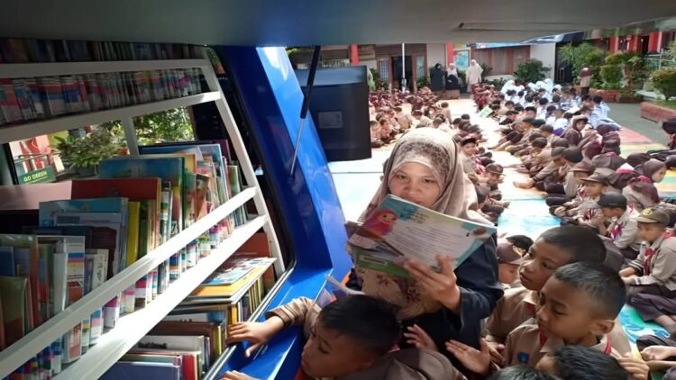 Pemko Bukittinggi Siapkan Rp 11,6 Miliar Bangun Gedung Perpustakaan Baru 1 Pelajar di Kota Bukittinggi saat mengambil buku di pustaka keliling milik pemerintah setempat. Pemkot Bukittinggi menganggarkan dana sebesar Rp 11 miliar untuk pembangunan gedung pustaka terbaru (Antara/Al Fatah)