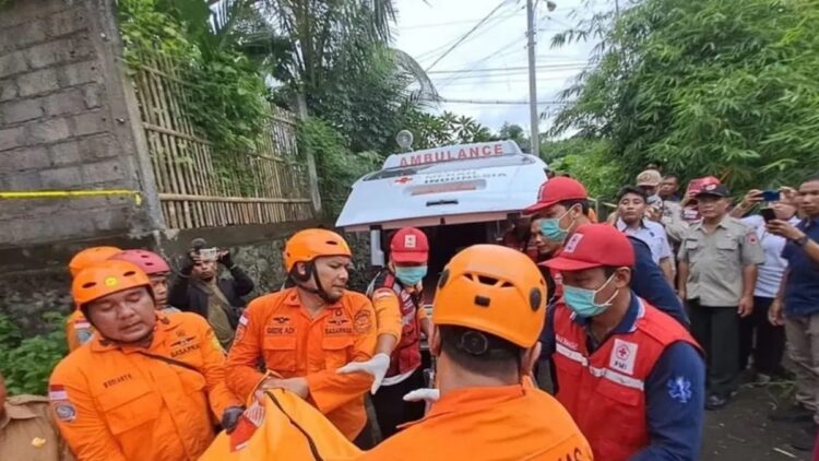 BNPB Konfirmasi 8 Korban Tewas Akibat Longsor di Bali, 2 Orang masih Hilang 1 Tim SAR mengangkut jenazah korban tanah longsor ke mobil ambulance di Desa Ubung Kaja, Kecamatan Denpasar Utara, Kota Denpasar, Bali, Senin (20/1/2025). (ANTARA/HO-BPBD Kota Denpasar)