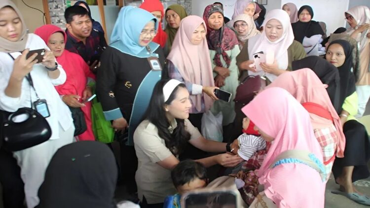 Wamendukbangga Tinjau Perkembangan Kasus Stunting di Sumbar, Soroti Program Genting 1 Wakil Menteri Kependudukan dan Pembangunan Keluarga (Kemendukbangga) sekaligus Wakil Kepala BKKBN, Isyana Bagoes Oka (duduk) bercengkrama dengan orang tua dan anak di Kota Bukittinggi. Antara/Al Fatah