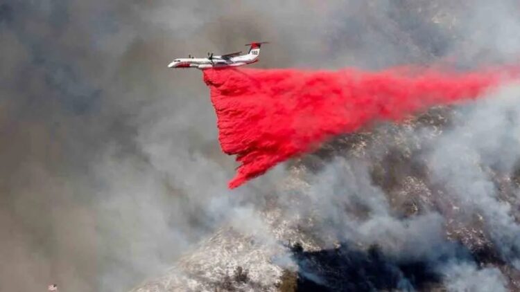 Kebakaran Hutan di Los Angeles: Korban Tewas Meningkat Jadi 13, Puluhan Ribu Mengungsi 1 Sebuah pesawat menjatuhkan bom air untuk mengatasi kebakaran Palisades di Mandeville Canyon, Los Angeles, California, Amerika, Serikat, Sabtu (11/1/2025). ANTARA FOTO/REUTERS/Shannon Stapleton/rwa.