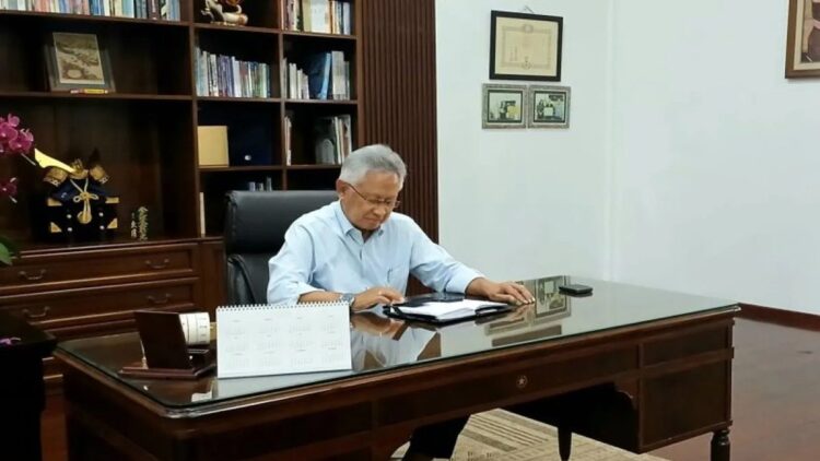 Menteri Pendidikan Tinggi, Sains, dan Teknologi (Mendiktisaintek), Satryo Soemantri Brodjonegoro ditemui di rumah dinasnya di Jakarta Selatan pada Senin (20/1/2025) malam untuk memberikan keterangan terkait aksi yang dipicu oleh adanya pemberhentian secara mendadak kepada salah seorang pegawai Kemdiktisaintek bernama Neni Herlina. (ANTARA/Lintang Budiyanti Prameswari)