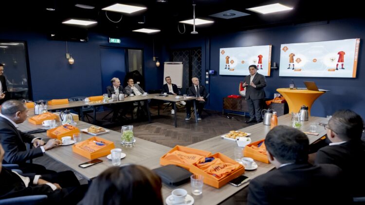PSSI-KNVB Perkuat Kemitraan Pengembangan Sepak Bola Indonesia, Fokus Enam Prioritas Utama 1 Erick Thohir memaparkan strategi pengembangan sepakbola di Indonesia kepada KNVB. (Foto: PSSI)
