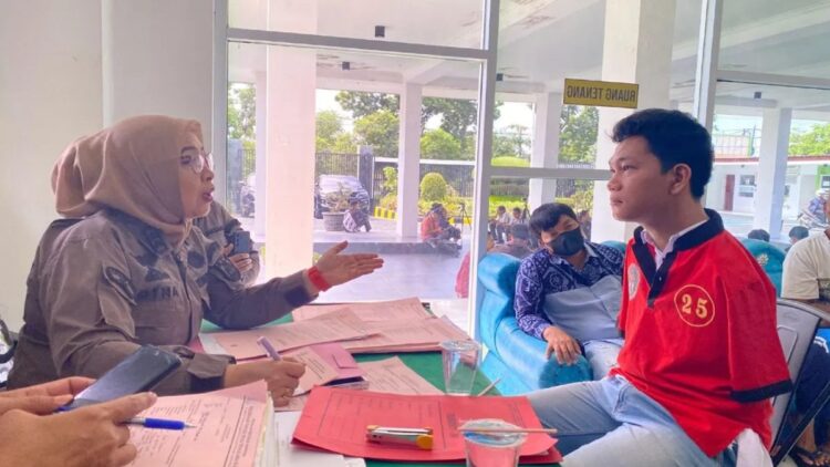 Jaksa penuntut umum memeriksa tersangka IWAS alias Agus (kanan) dalam proses tahap dua atau pelimpahan tersangka dan barang bukti dari penyidik kepolisian di Kantor Kejari Mataram, NTB, Kamis (9/1/2025). ANTARA/Dhimas BP