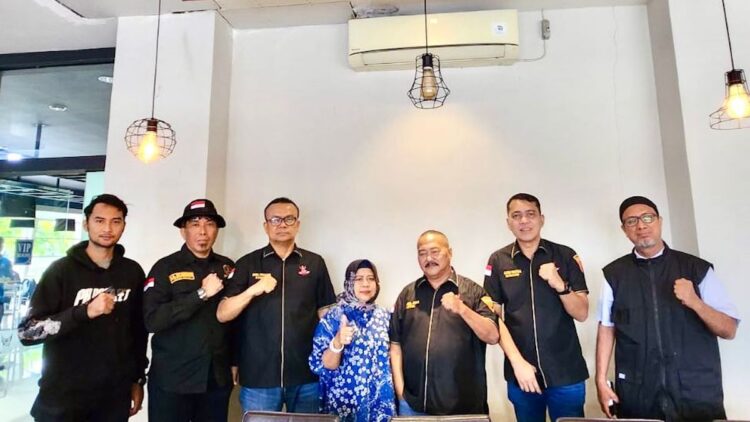 Ketua DPD GRIB Jaya Sumbar Amril Amin berfoto bersama jajaran pengurus, saat berlangsungnya rapat koordinasi di RM Sederhana, Sabtu (25/1). (dok. istimewa)