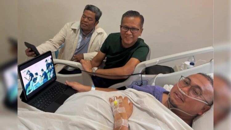 Posting Kemenangan Semen Padang FC saat Dirawat di Rumah Sakit, Andre Rosiade Panen Pujian 1 Andre Rosiade ditemani Dirut Semen Padang menyaksikan laga SPFC vs PSS Sleman. (dok. pribadi)