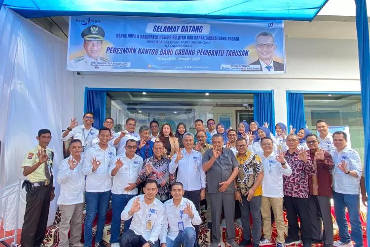 Bank Nagari Cabang Pembantu Tarusan Resmi Naik Status, Bisa Salurkan Kredit untuk Masyarakat 1 Foto bersama usai peresmian peningkatan status Bank Nagari Cabang Pembantu Tarusan dari Klas D menjadi Klas C, Kamis (9/1).