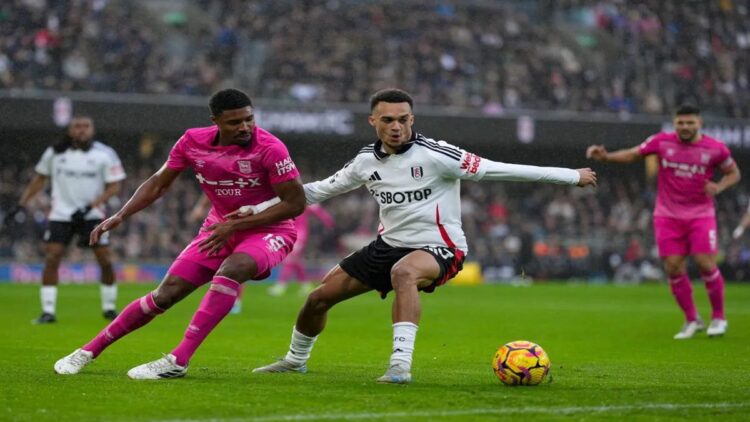 Pemain Fulham Antonee Robinson (33) berusaha melindungi bola dari penggawa Ipswich Town Ben Johnson (18) pada pertandingan Liga Inggris di Stadion Craven Cottage, London, Minggu (5/1/2025). (X.com/@FulhamFC)