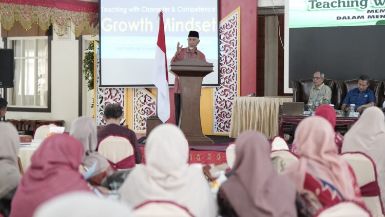 Gubernur Mahyeldi Buka Pelatihan Mengajar bagi Para Guru SMAN 1 Bukittinggi 1 Gubernur Mahyeldi buka pelatihan mengajar di SMAN 1 Bukittinggi. (dok. adpsb)
