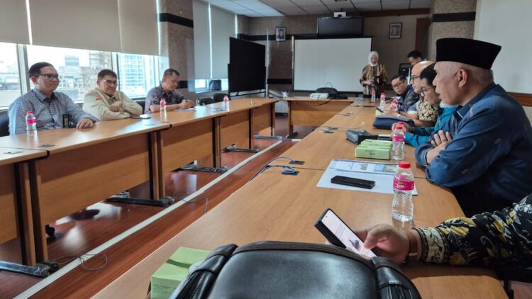 Gubernur Mahyeldi dan jajaran berdiskusi dengan jajaran manajemen Lion Air. (dok. adpsb)