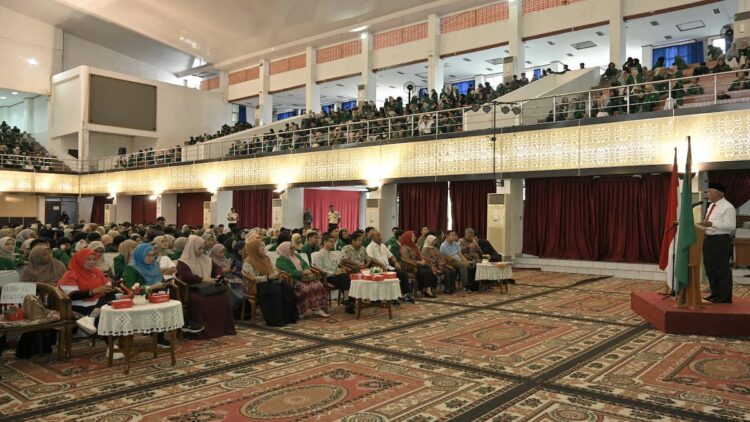 Gubernur Mahyeldi lepas mahasiswa KKN Unand. (dok. adpsb)