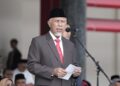 Gubernur Mahyeldi memberi sambutan saat upacara HAB ke-79 di halaman Kantor Gubernur Sumbar. (dok. adpsb)