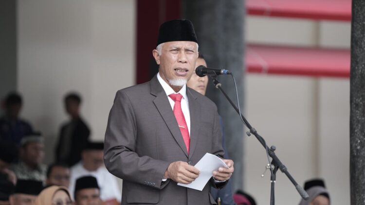 Pertumbuhan Ekonomi Sumbar Pasca-Pandemi: Penurunan Pengangguran, Kemiskinan, dan Peningkatan IPM 1 Gubernur Mahyeldi memberi sambutan saat upacara HAB ke-79 di halaman Kantor Gubernur Sumbar. (dok. adpsb)