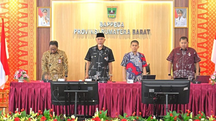 Gubernur Mahyeldi Ingatkan Kepala OPD terkait Pentingnya Akurasi Data bagi Pembangunan Daerah 1 Gubernur Mahyeldi minta keakuratan data untuk pembangunan daerah. (dok. adpsb)