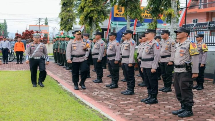 Kapolres Pasaman, AKBP Yudho Huntoro saat memeriksa personel pengamanan Natal 2024 dan Tahun Baru 2025. (ANTARA/Heri Sumarno)
