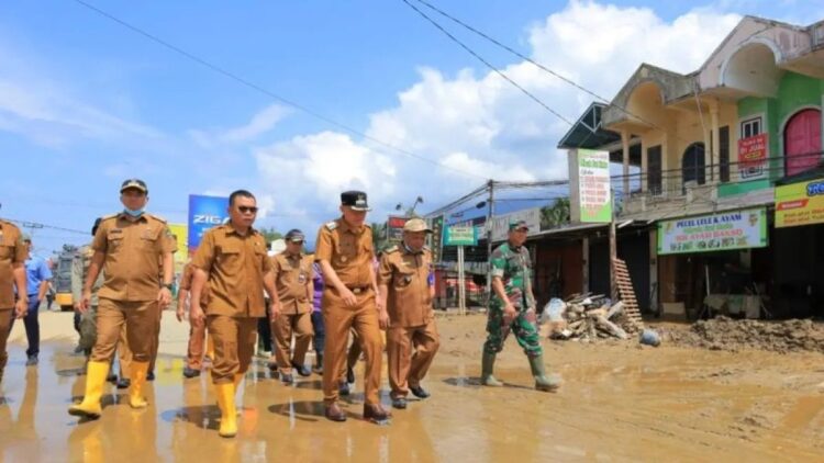Bupati Pasaman, Sabar AS bersama tim gabungan BPBD, TNI-Polri meninjau penanganan banjir dan longsor beberapa waktu lalu.(ANTARA/dok. Heri Sumarno)