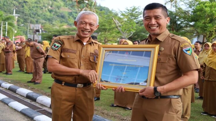 Pemkab Pessel Raih Penghargaan Sistem Merit Kategori Baik dari BKN, Targetkan Kategori Sangat Baik pada 2025 1 Pemkab Pessel Raih penghargaan dari BKN. (Foto: Dok. Istimewa)
