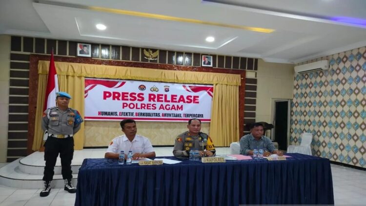 Kapolres AKBP Muhammad Agus Hidayat (tengah) didampingi Kasat Resnarkoba Iptu Erwin (kiri) dan KBO Sat Reskrim Polres Agam Iptu Feri Junaidi (kanan) sedang memberikan keterangan ke wartawan. Dok Antara/Yusrizal