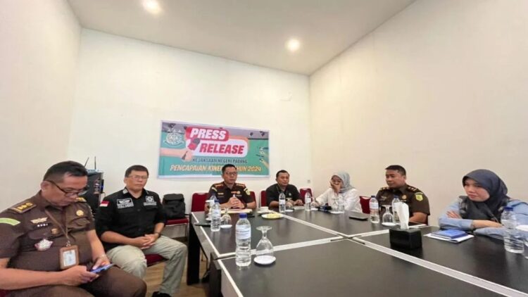 Kajari Padang Aliansyah (tengah) dalam acara juma pers Refleksi akhir tahun 2024 di Padang pada Senin (31/12). ANTARA/FathulAbdi (ANTARA/FathulAbdi)