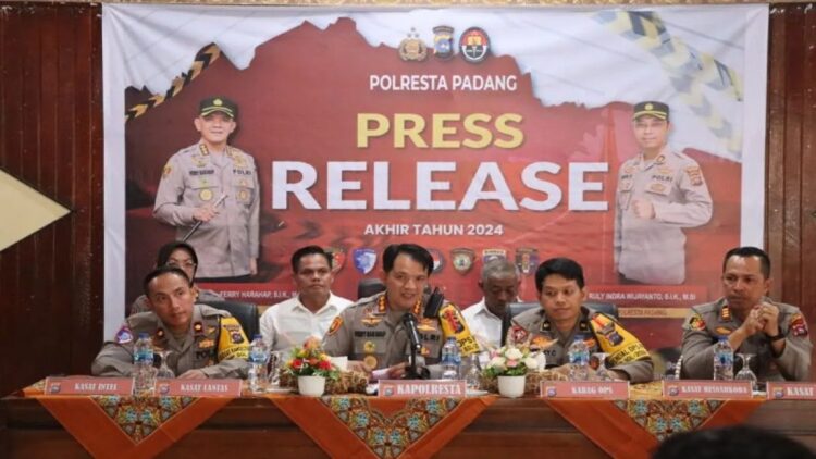 Polresta Padang Ungkap Kasus Pencabulan Paling Menonjol selama 2024 1 Kapolresta Padang Kombes Pol Ferry Harahap saat memberikan jumpa pers akhir tahun 2024 di Padang, Selasa (31/12). ANTARA/FathulAbdi