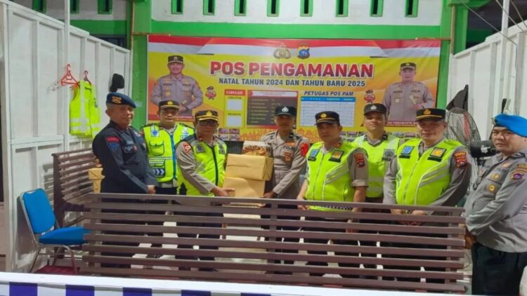 Kepala Bagian Ops Polres Pasaman Barat Kompol Muzhendra (tiga dari kiri) saat menyerahkan bantuan kepada personel yang bertugas di pos pengamanan Tahun Baru 2025. (Antara/HO-Bagian Ops Polres Pasaman Barat).