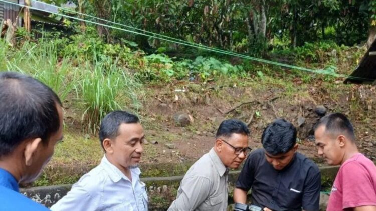 Petugas BKSDA Sumbar sedang melihat hasil kamera jebak yang telah dipasang selama satu Minggu, Senin (6/1). Dok HO/BKSDA Sumbar