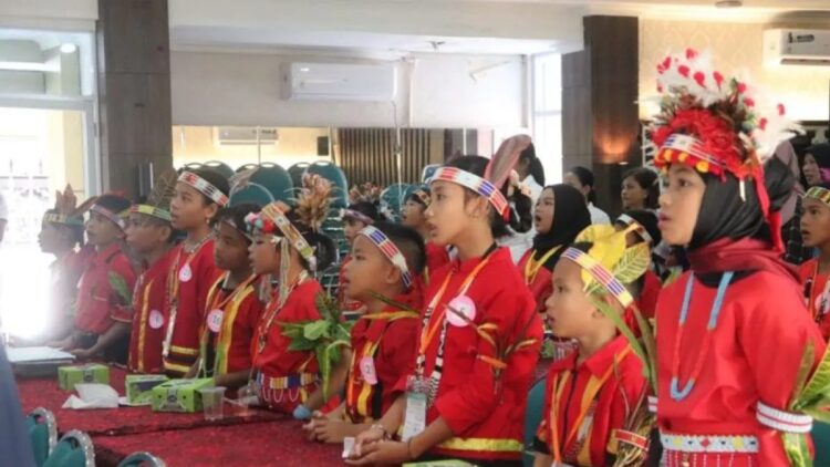 Sejumlah anak dalam kegiatan Pemkab Mentawai menyelaraskan peningkatan literasi dengan pelestarian budaya. (ANTARA/HO-Zulfikar)