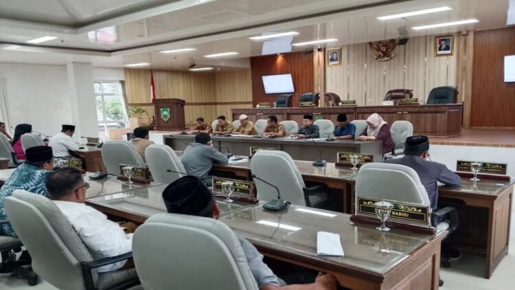 DPRD Pasaman Tindak Lanjuti Keluhan Kontraktor soal Tunggakan Pembayaran Pemkab 1 Jajaran DPRD Pasaman saat melakukan hearing dengan TAPD Pemkab Pasaman di gedung DPRD Pasaman, Senin (6/1). (ANTARA/Heri Sumarno)
