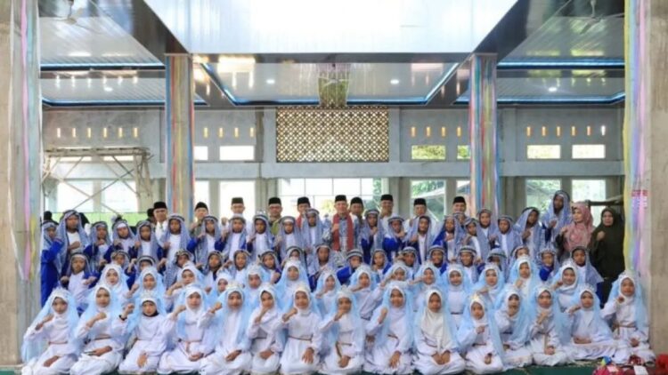 Khatam Al-Quran santri sekenagarian Sundata Selatan, Kecamatan Lubuk Sikaping ikuti khatam Al-Quran yang dipusatkan di Masjid Raya Jamiaturrahmah, Minggu.(ANTARA/Heri Sumarno).