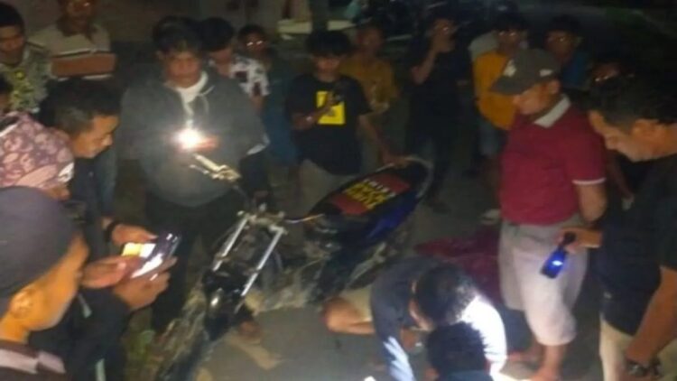 Polres Agam Tangkap Pengedar Sabu, 3 Paket Sabu dan Uang Rp500 Ribu Disita 1 Tim Kelelawar Sat Res Narkoba Polres Agam sedang melakukan penggeledahan pelaku usai ditangkap. Dok HO/Humas Polres Agam