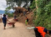 Pemkab Agam Turunkan Alat Berat Bersihkan Longsor di Maninjau