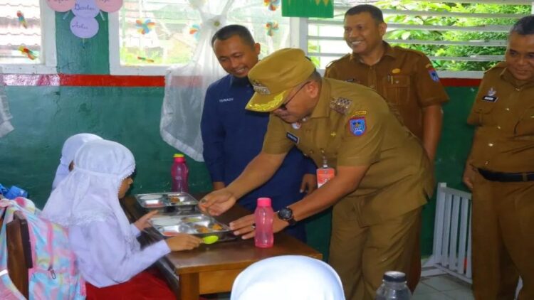Program Makan Bergizi Gratis Dimulai di Payakumbuh, Siswa Sambut Positif Inisiatif Pemerintah 1 Penjabat (Pj) Wako Payakumbuh Suprayitno saat memantau pelaksanaan Program Makan Bergizi Gratis di SD Negeri 26 Payakumbuh. Antara/HO-Pemkot Payakumbuh