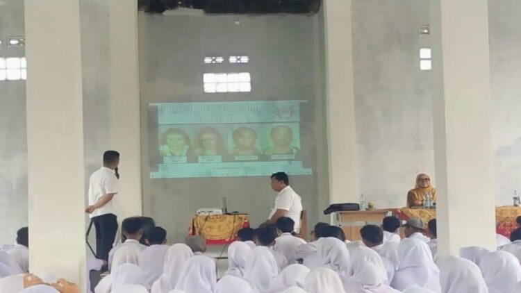 Polres Agam Ajak Siswa jadi Pahlawan Anti Narkoba, Tawuran, dan Balap Liar 1 Kasat Resnarkoba Polres Agam Iptu Herwin sedang memberikan materi kepada siswa SMAN 3 Lubuk Basung, Senin (13/1). Dok HO/Polres Agam