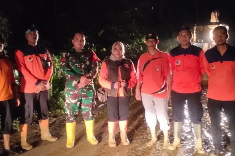 Jalan Lintas Sumbar-Riau di Pasaman sudah Bisa Dilalui Pascalongsor 1 TRC BPBD Pasaman saat melakukan pembersihan material longsor di jalan lintas Sumbar-Riau daerah Obom Jorong Curanting Nagari Lubuk Layang, Kecamatan Rao Selatan, Senin. (ANTARA/Heri Sumarno)