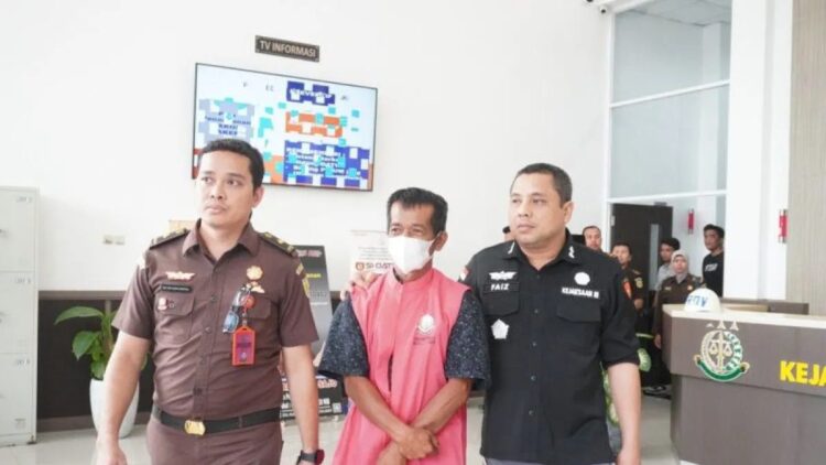 Kejaksaan Tahan 4 Tersangka Korupsi Tol Padang-Pekanbaru, Kerugian Negara Capai Rp27 Miliar 1 Kejaksaan secara resmi menahan empat tersangka dalam kasus dugaan korupsi pengadaan lahan tol Padang-Pekanbaru seksi Padang-Sicincin pada 2020 pada Selasa (14/1). (ANTARA/FathulAbdi)