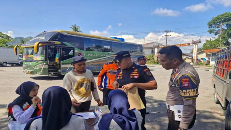 Tim gabungan Satlantas Polres Pasaman saat melakukan pemeriksaan kelayakan kendaraan di jalan lintas Sumatera Lubuk Sikaping. (ANTARA/HO-Satlantas Res Pasaman).