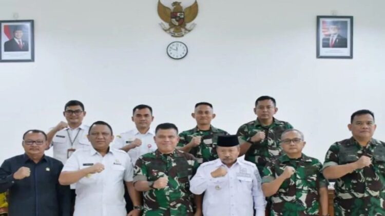Dandim 0304/Agam, Letkol Arm Bayu Ardhitya Nugroho bersama Bupati Agam Andri Warman usai pembahasan program TMMD/N 2025. Dok HO/Humas Pemkab Agam