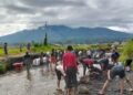 Warga dan Santri di Agam Gotong Royong Perbaiki Akses Jalan Rusak Akibat Banjir Lahar Dingin Marapi