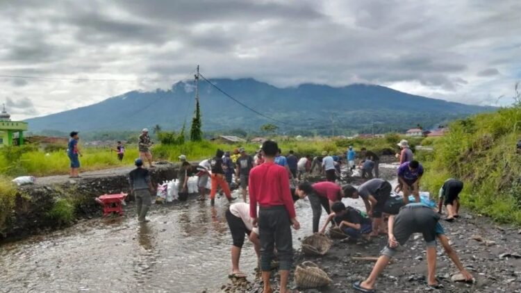 Warga dan Santri di Agam Gotong Royong Perbaiki Akses Jalan Rusak Akibat Banjir Lahar Dingin Marapi 1 Warga dan santri pondok pesantren di Desa Cangkiang, Kabupaten Agam melakukan aksi gotong royong memperbaiki akses jalan di lokasi terdampak banjir lahar dingin Gunung Marapi (Antara/Al Fatah)