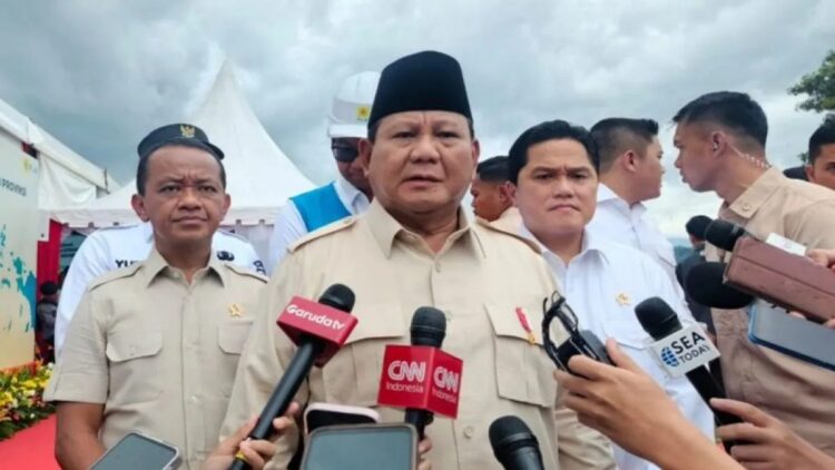 Presiden Prabowo Subianto (tengah) menjawab pertanyaan wartawan di sela acara peresmian PLTA Jatigede di Kabupaten Sumedang, Jawa Barat, Senin (20/1/2025). (ANTARA/Ahmad Muzdaffar Fauzan)