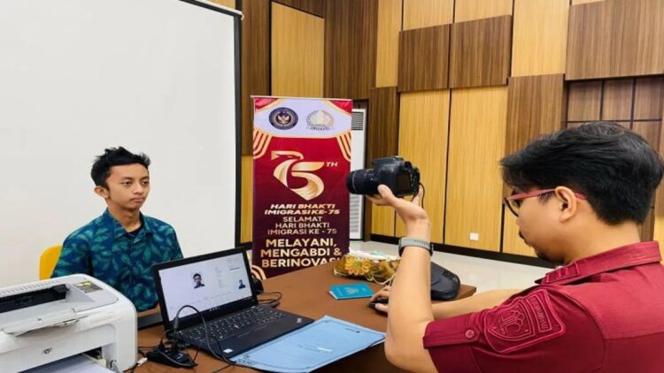 Kantor Imigrasi Padang Gelar Layanan Paspor Simpatik dalam Rangka Hari Bhakti Imigrasi Ke-75 1 Imigrasi Padang hadirkan layanan paspor simpatik peringati hari jadi Imigrasi ke-75. (Foto: Ist)